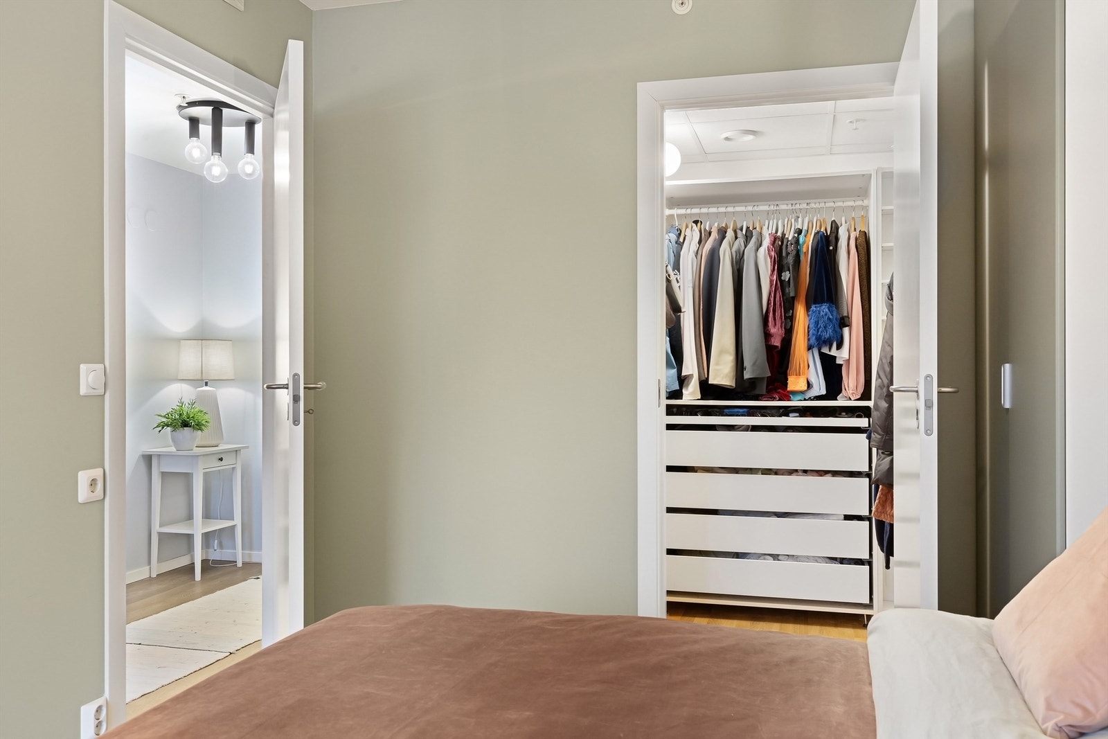 Fra hovedsoverommet er det direkte tilgang til et romslig walk-in-closet. Galleribilde