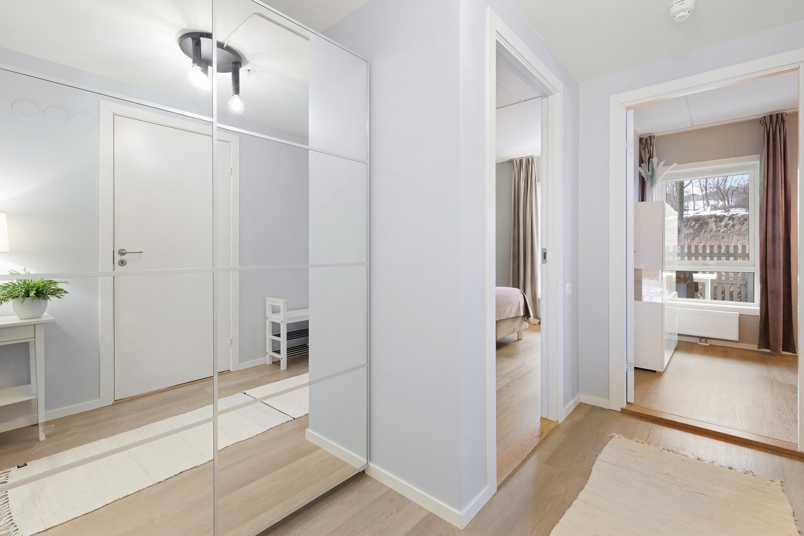 En stor skyvedørsgarderobe i gangen gir rikelig med oppbevaringsplass for yttertøy. Galleribilde