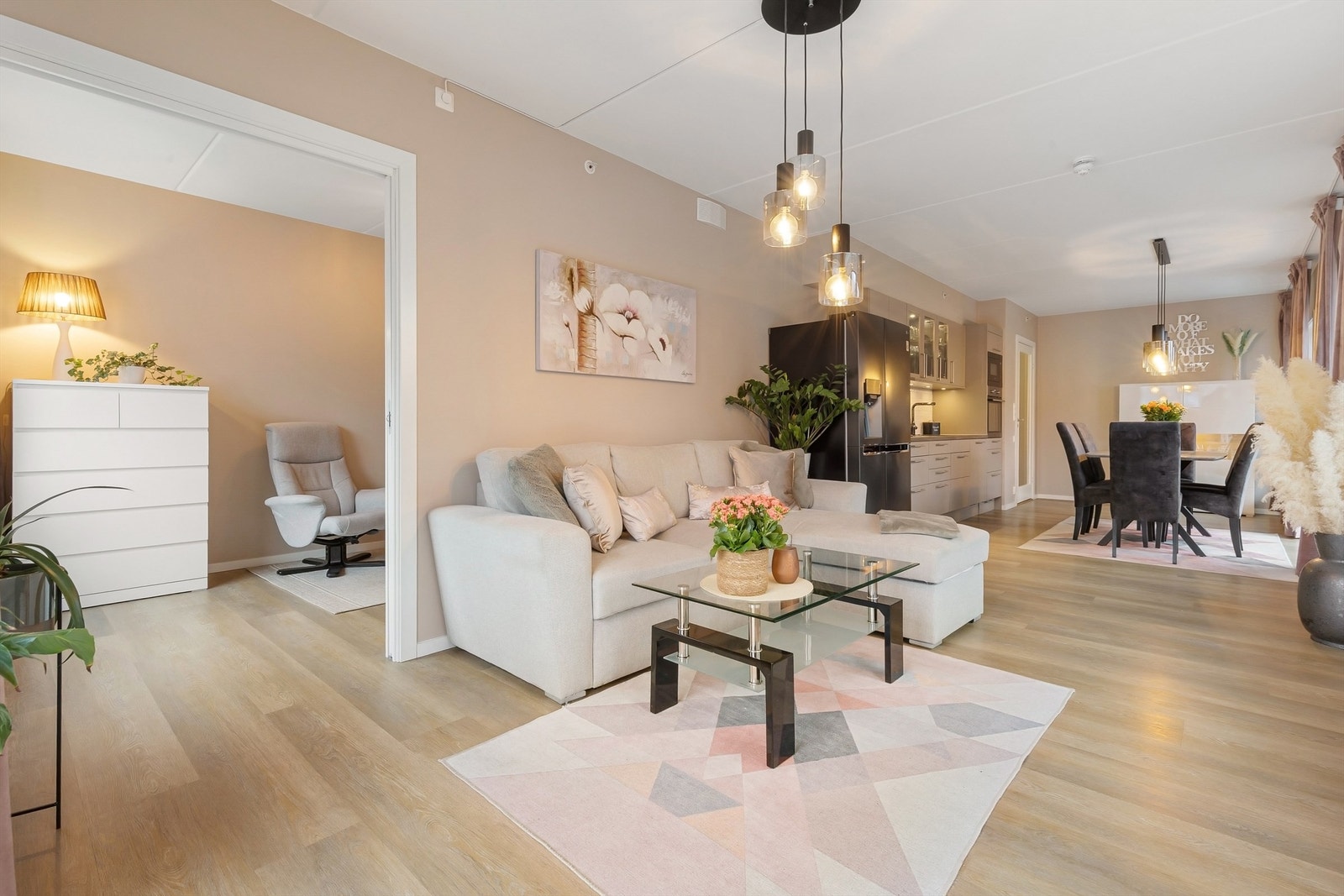 Velkommen til Kilenveien 7 på Lysaker/Fornebu - Presentert av eiendomsmegler/partner Ola Wee Ahlstrand v/Krogsveen Bærum. Foto: Zovenfra AS Galleribilde