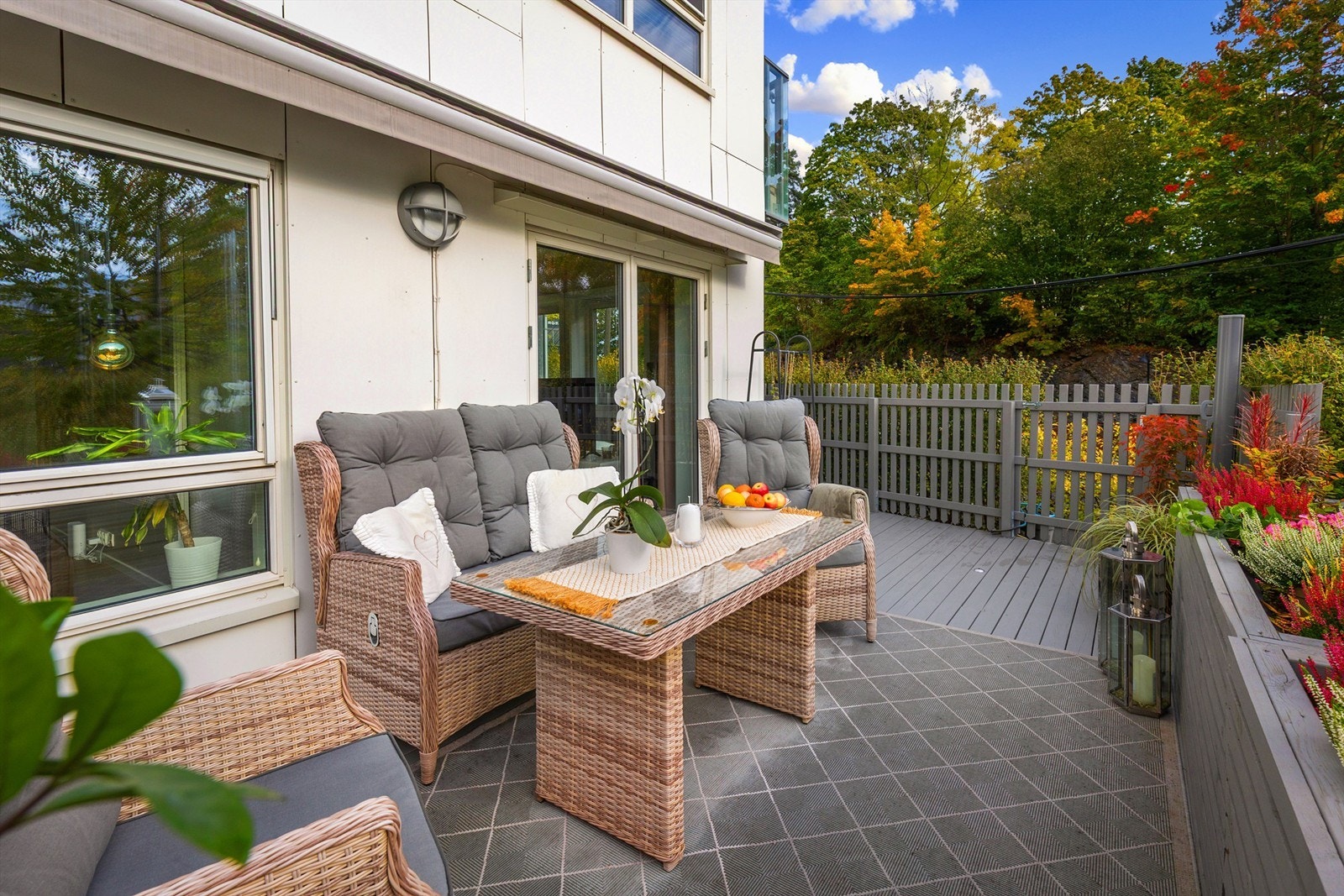 Terrassen har god plass til både sittegruppe og spisebord Galleribilde