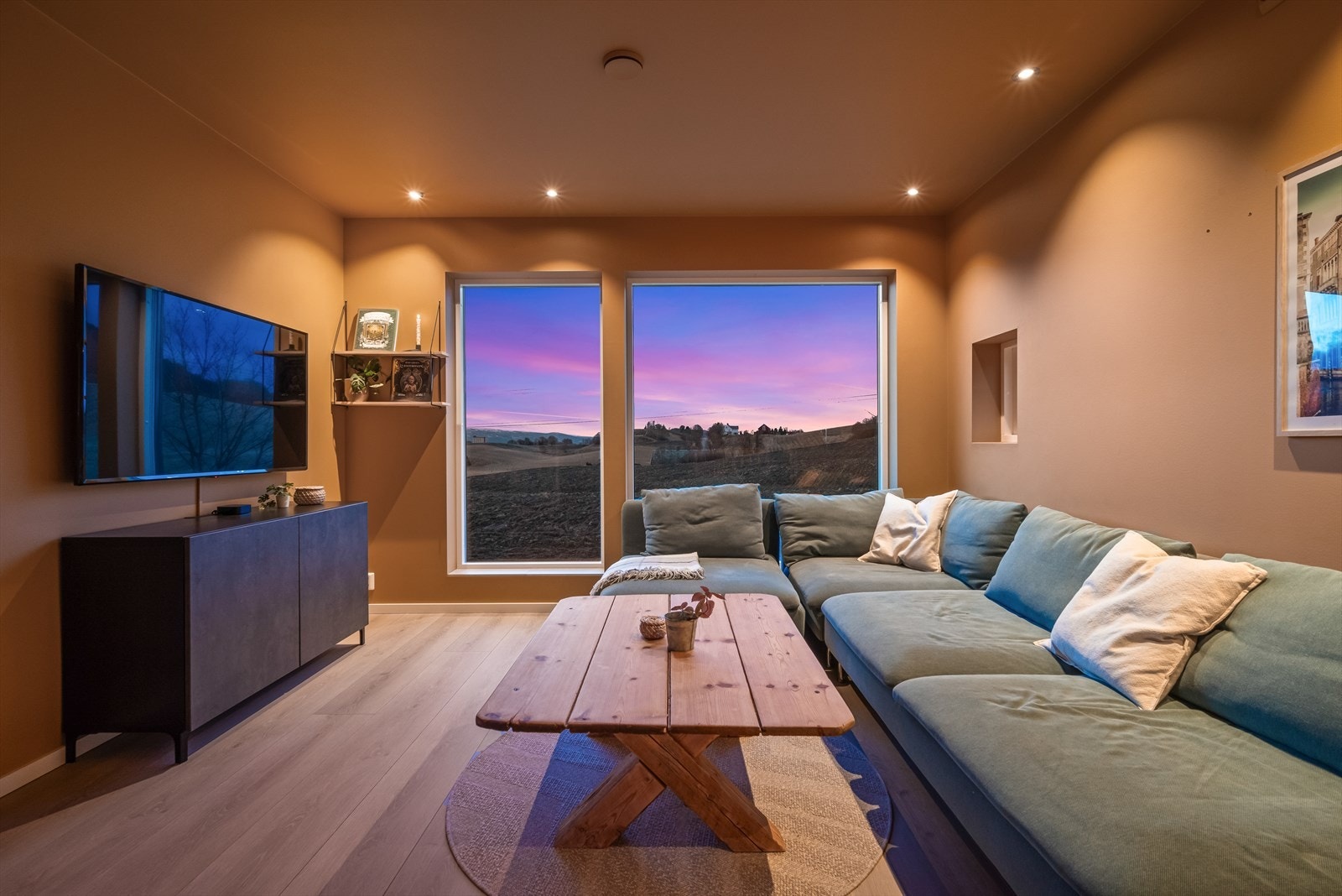 Fra stuen har man ingen innsyn og man kan nyte den fine utsikten i ro og mak. Galleribilde