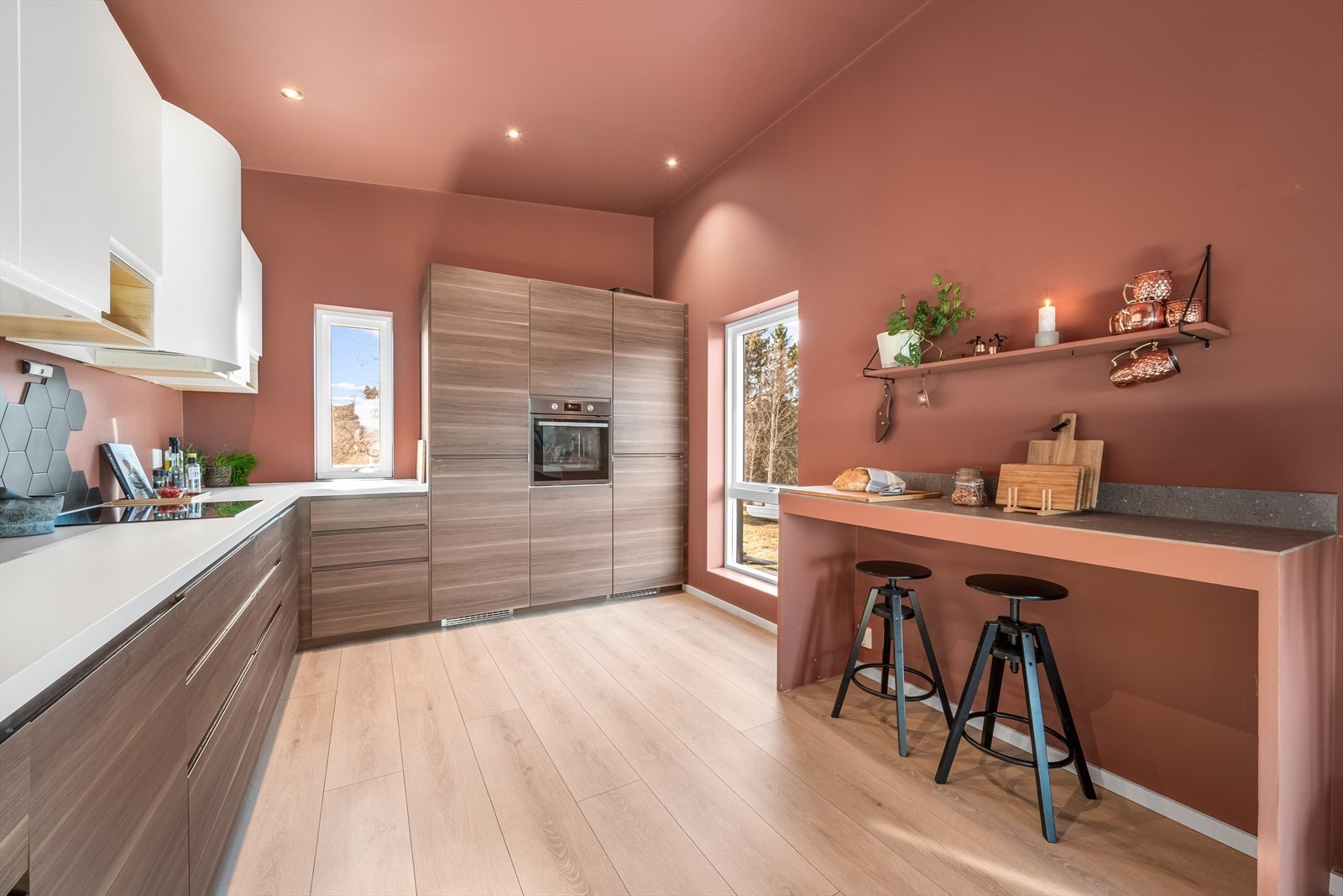 Boligen har et pent kjøkken med mye skap- og benkeplass. Galleribilde