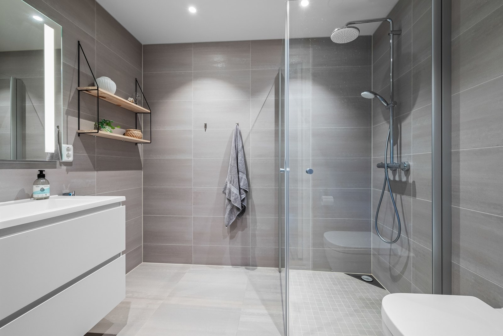 Boligen har to delikate, flislagte bad, hvor ett tilhører soverom på hovedplan. Galleribilde