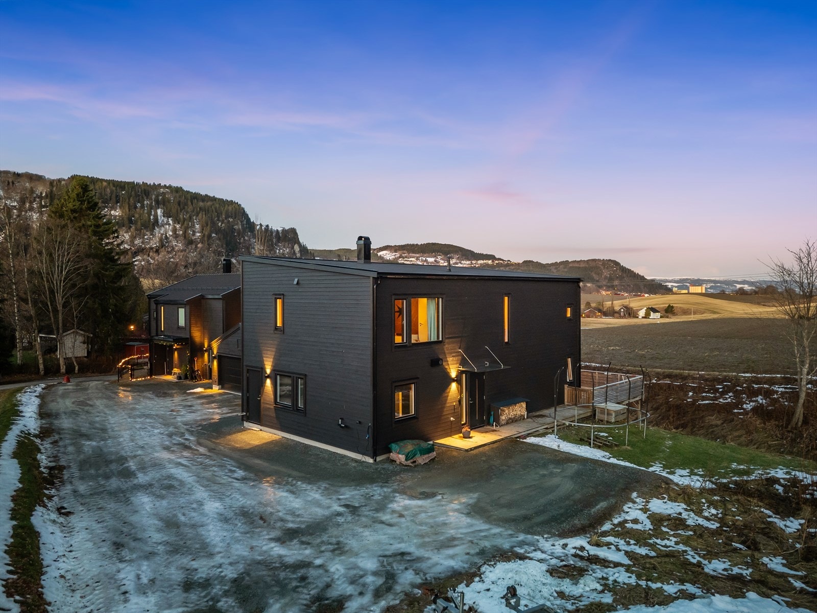 Boligen ligger rett ved en idyllisk bekk, i et landlig og rolig boligområde med flere barnefamilier. Galleribilde