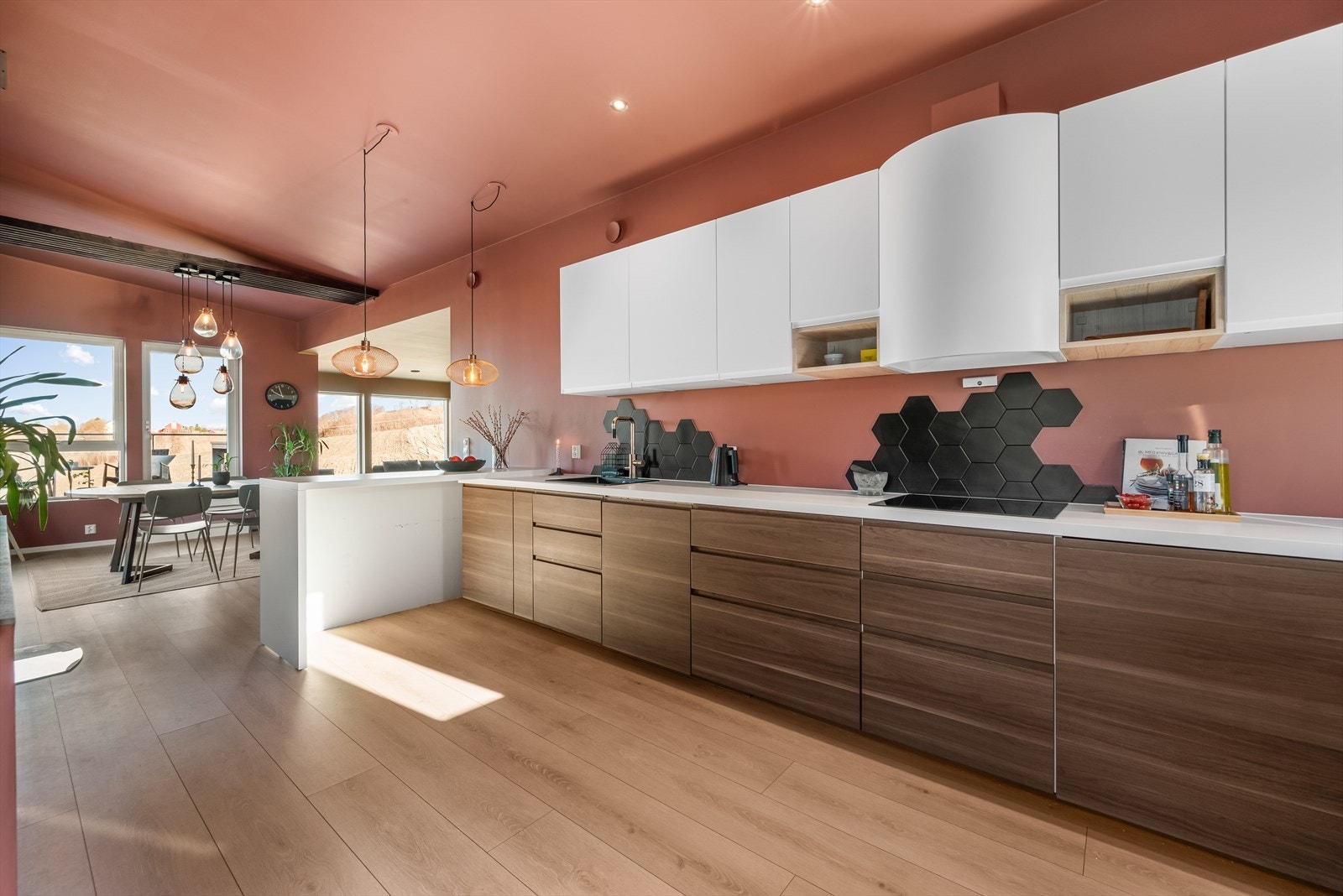 Kjøkken med god skap- og benkeplass. Galleribilde