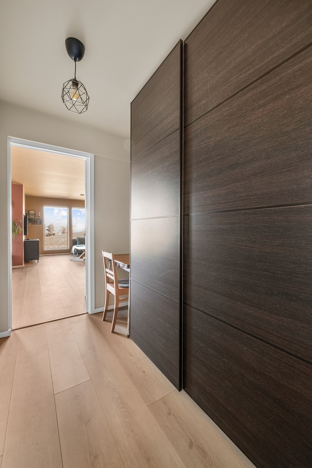 I gangen inn til soverommet er det en romslig skyvedørsgarderobe. Galleribilde