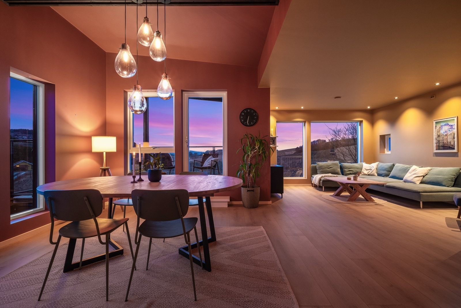 Planløsningen i boligen er god, og fargevalget delikat og moderne. Galleribilde