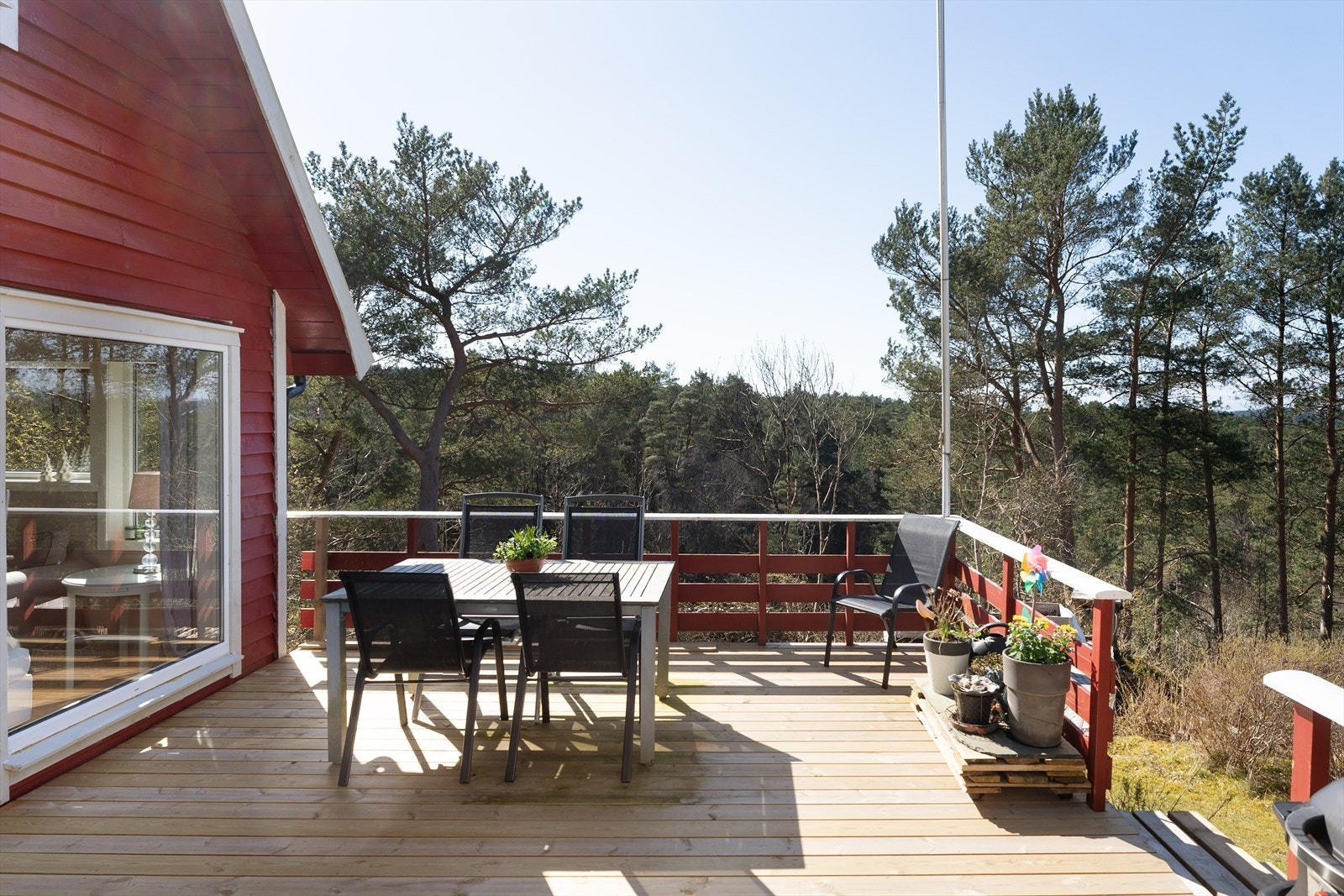 Herlige uteområder med vestvendt terrasse med hagestue og godesolforhold Galleribilde