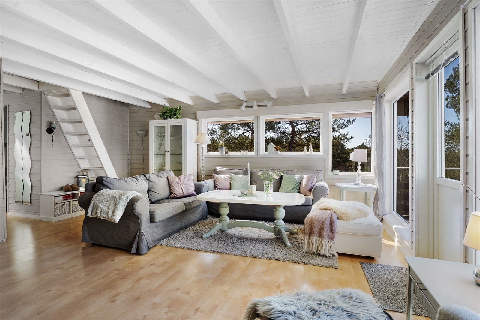 Gode møbleringsmuligheter med god plass til sofagruppe Galleribilde