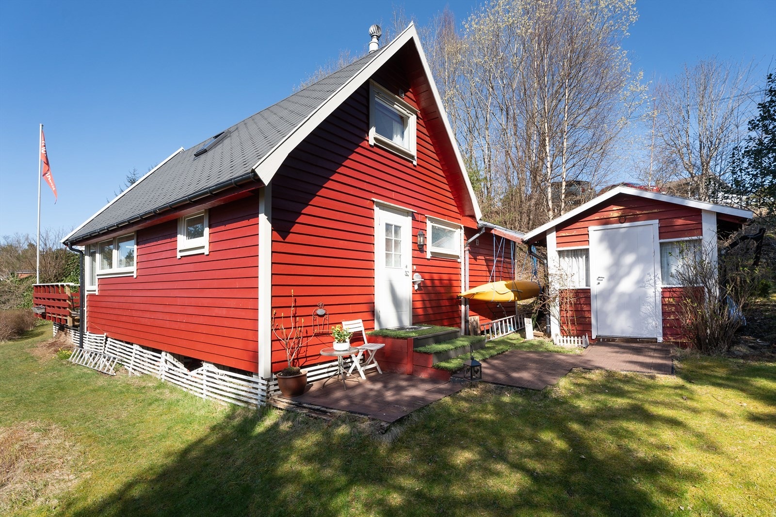 Herlig hage med god boltreplass til utelek Galleribilde