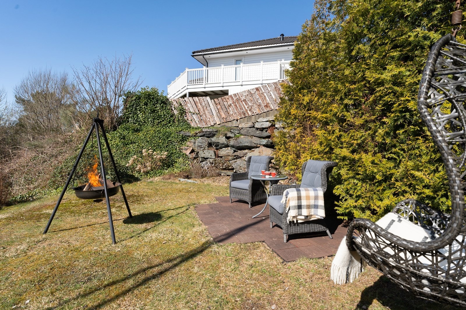 Eiendommen har flere solrike uteplasser Galleribilde