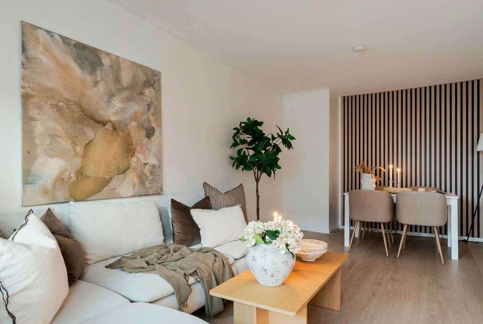 Her får du en romslig stue med god plass til både sofagruppe og spisebord. Galleribilde