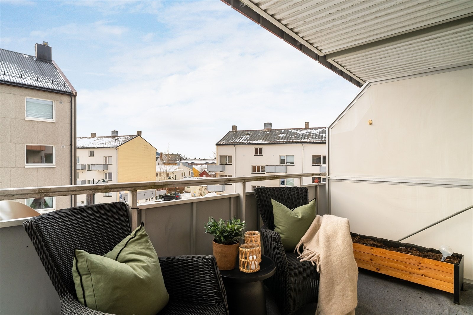 Fra stuen har du direkte utgang til en solrik balkong på 7 m² med utsikt mot nærområdet. Galleribilde