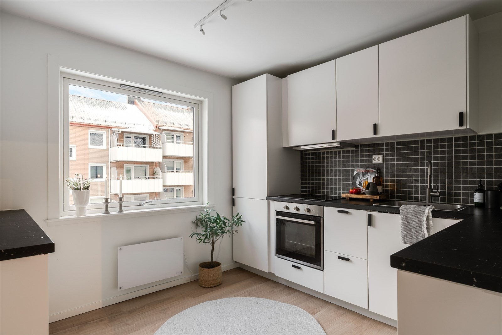 Kjøkkenet ble oppgradert i 2021 og har fått TG 1 i tilstandsrapporten - moderne, pent og klart til bruk. Galleribilde
