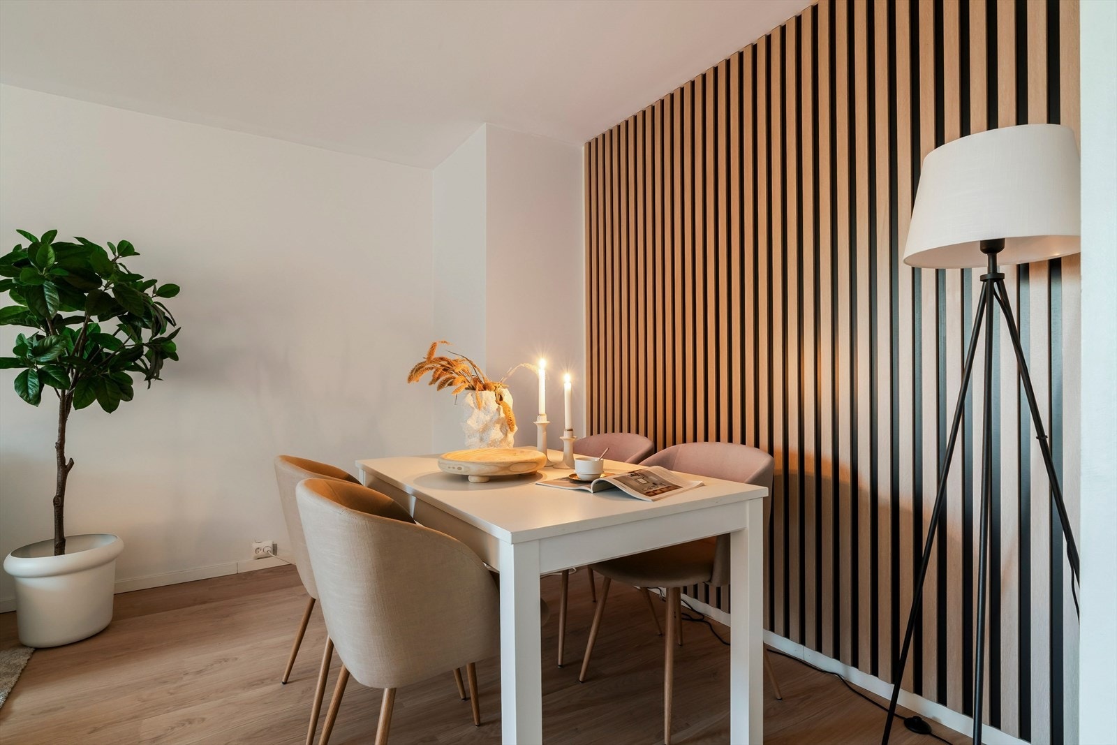 I nærområdet finner du alt du trenger i hverdagen - dagligvarebutikker, klesforretninger, apotek, treningssentre, samt et rikt utvalg av caféer og restauranter. Galleribilde