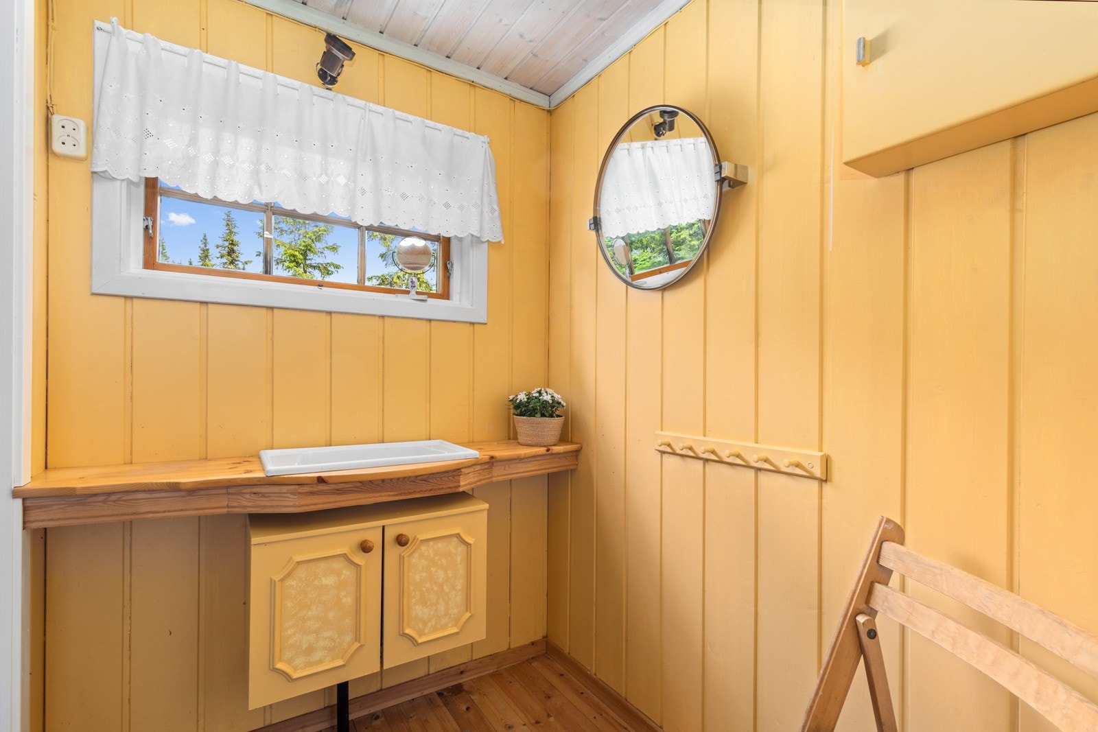 Bad med dusjløsning og servant. Galleribilde