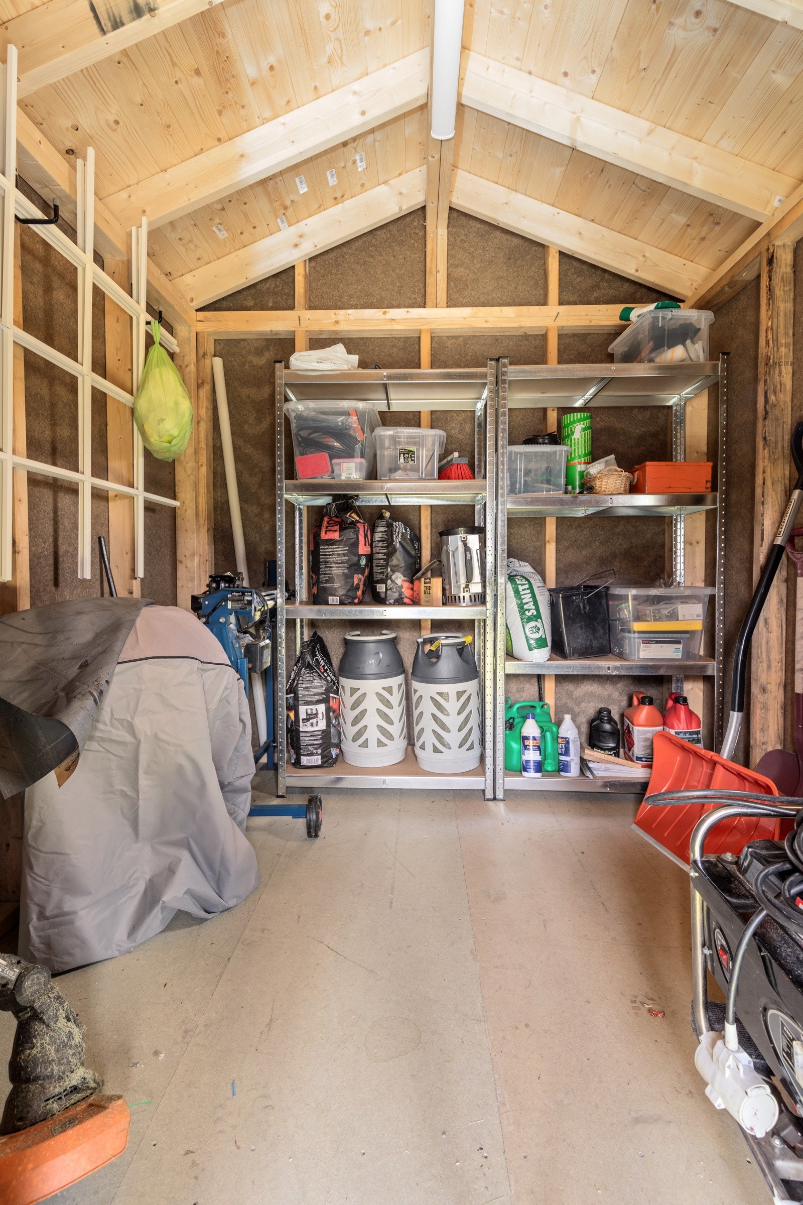 I den frittstående uteboden har man god plass til. I tillegg er det her vannposten er. Galleribilde