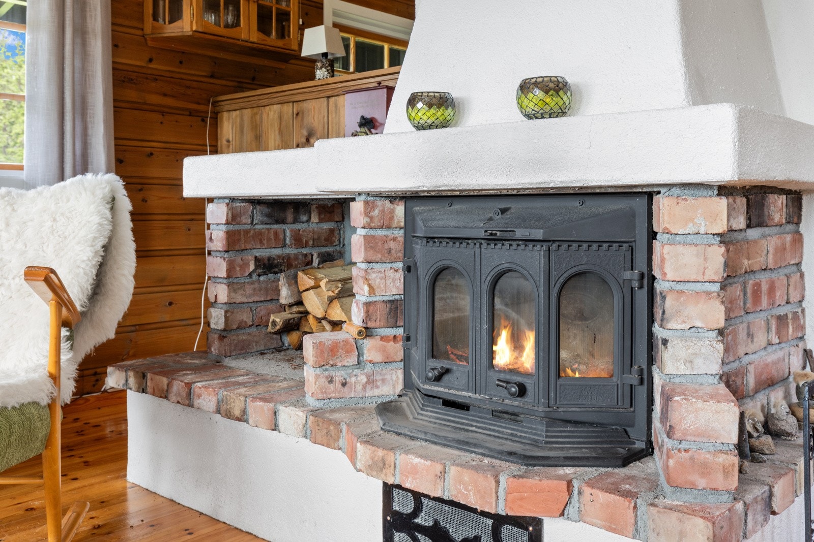 I stuen er det peis med peiseinnsats. I tillegg er det en vedovn ved kjøkkenet. Galleribilde