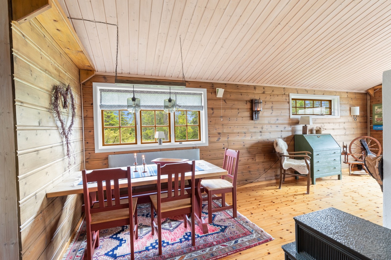 Hytta har en praktisk planløsning med åpen stue/kjøkken/spisestue. Galleribilde