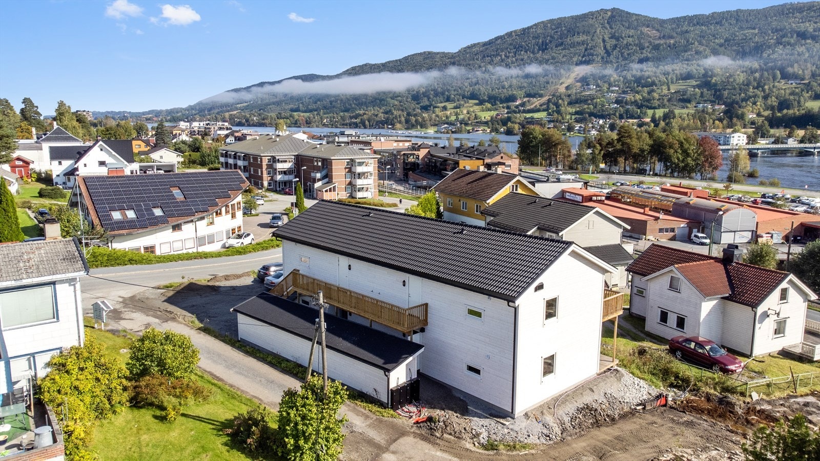 Fin og solrik beliggenhet i et veletablert boligområdet i Hovdeskogen med kort vei til Vikersund sentrum. Galleribilde