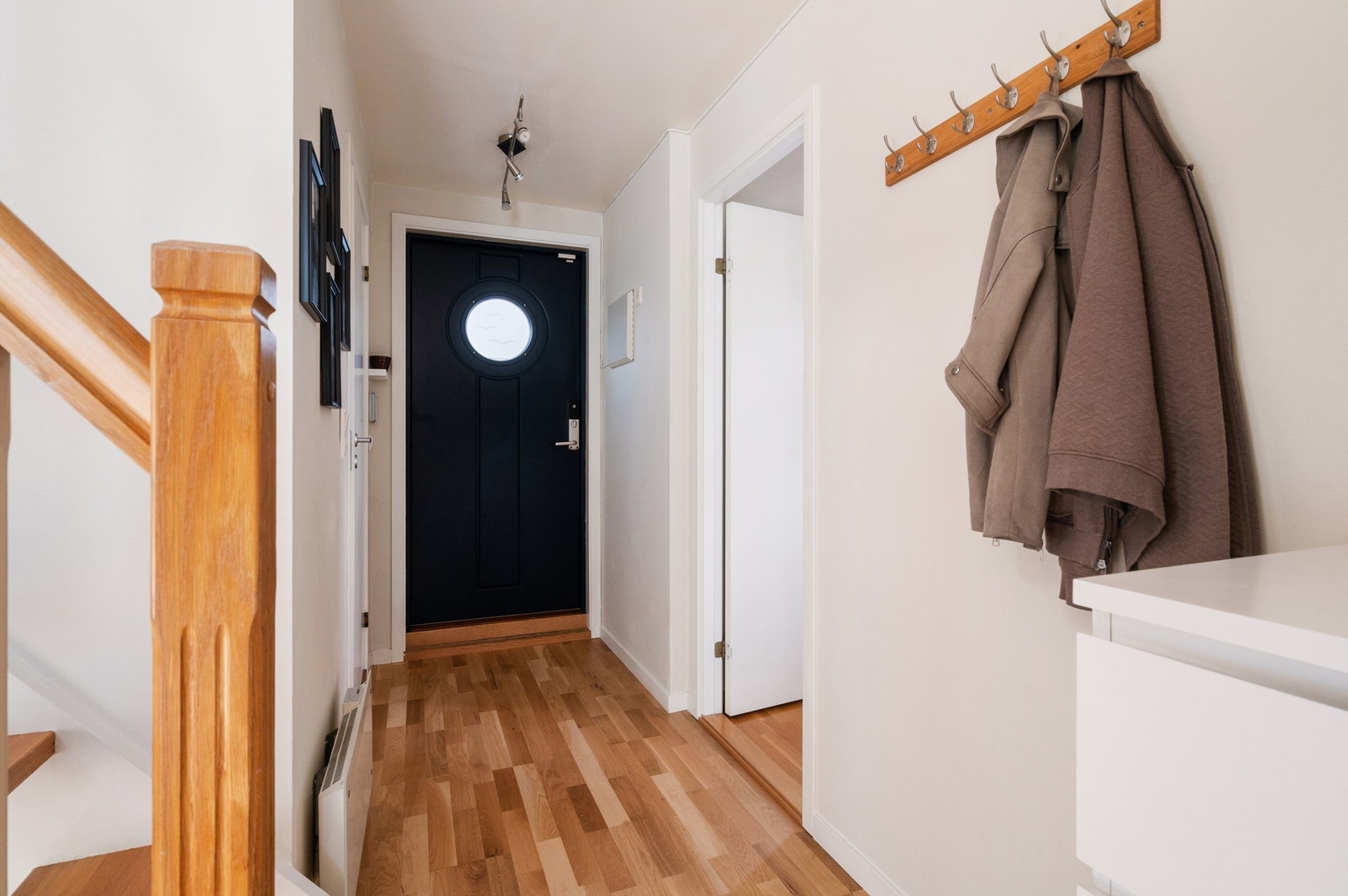 Entréen gir et lyst og innbydende førsteinntrykk av boligen. Galleribilde