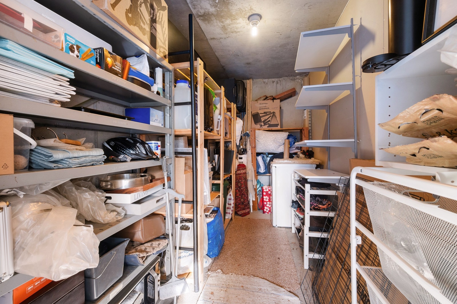 Det er god oppbevaringsplass i en disponibel kjellerbod på ca. 6 m² for ekstra lagring. Galleribilde