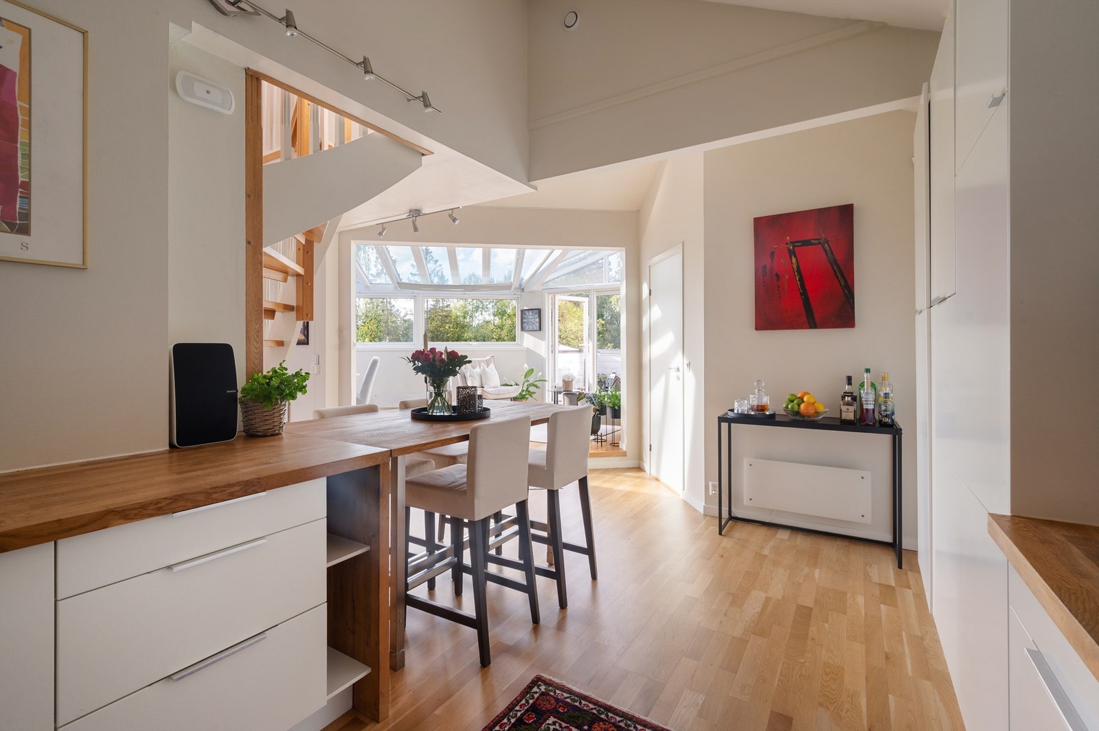 De store vindusflatene gjør at lyset trekker helt inn til kjøkkenområdet. Galleribilde