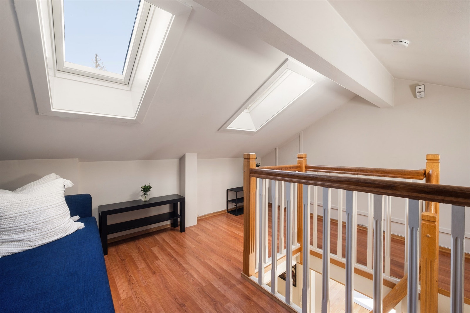 To Velux takvinduer sørger for godt med dagslys til etasjen. Galleribilde