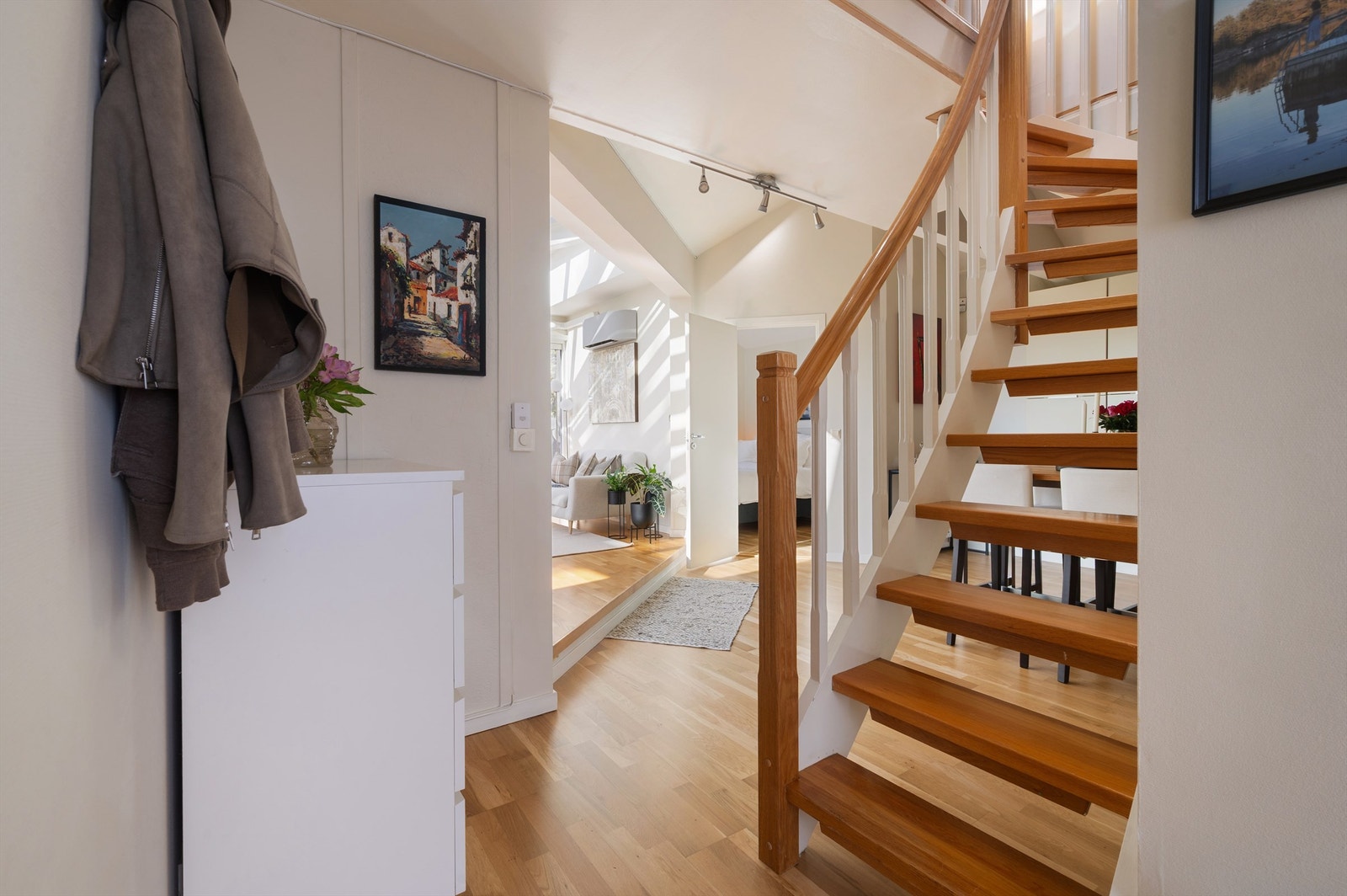 Herfra går trappen videre opp til 2. etasje. Galleribilde