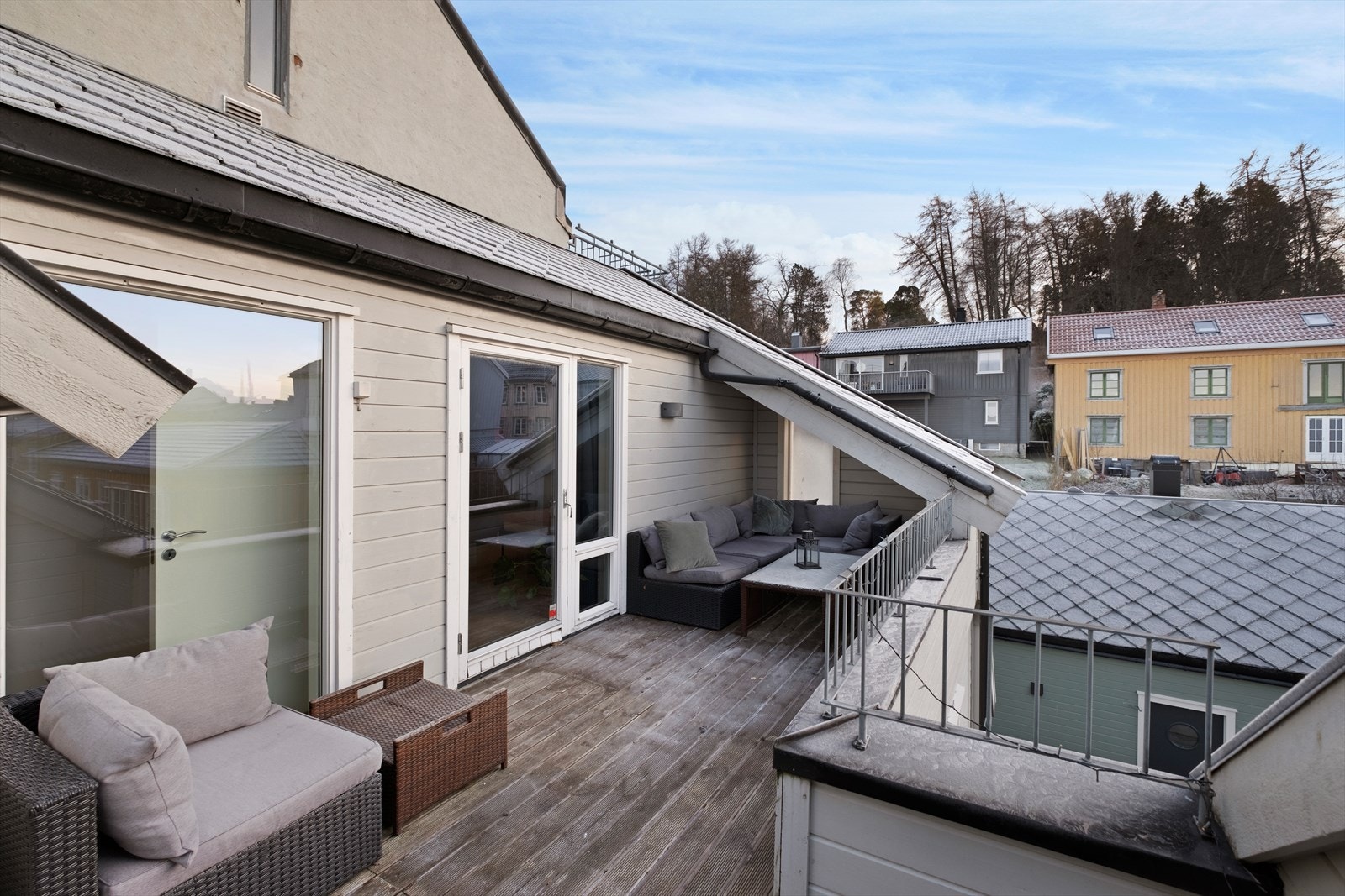 Romslig terrasse på hele 16 m² - perfekt for hyggelige utemiddager og avslapning. Galleribilde