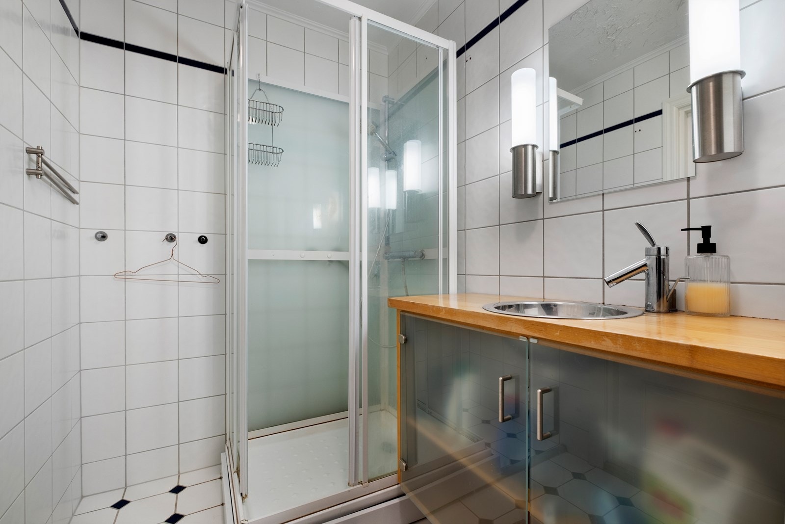 Bad på loftet er på 4,5 m² med dusjkabinett, servant med god benkeplass. Galleribilde