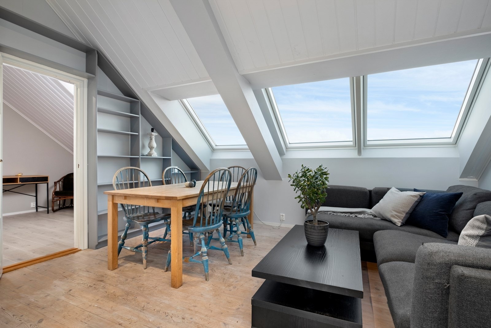 Lys og trivelig loftstue på 24 m² med store takvinduer som gir rikelig dagslys. Rommet har plass til både spisebord og sofagruppe, og gir en luftig atmosfære med lyse overflater. Galleribilde