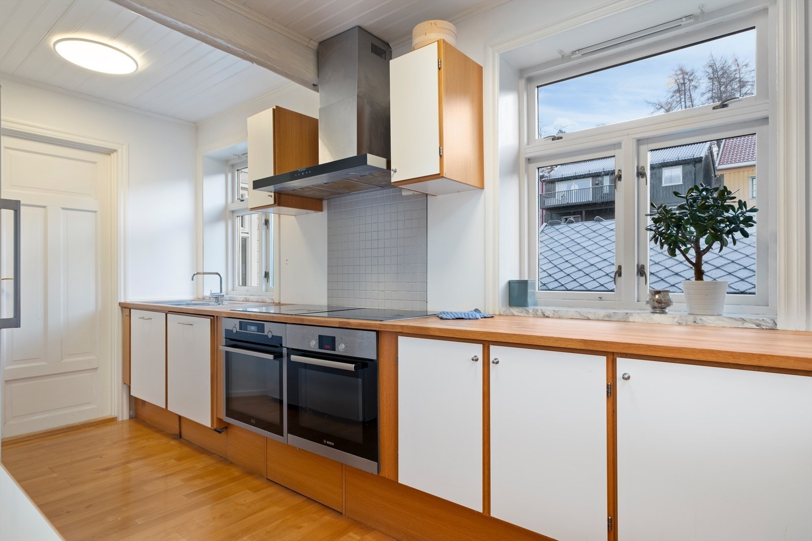 Funksjonelt kjøkken med god arbeidsplass og alt du trenger for en praktisk hverdag. Galleribilde