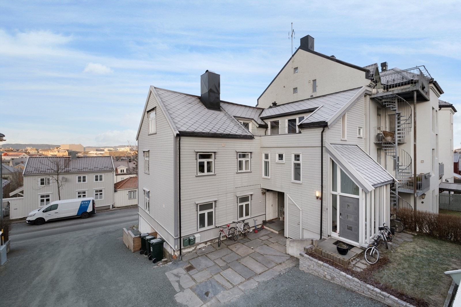 Det medfølger rett til parkering ved avtale til sameiet på 2 oppstillingsplasser i oppkjørselen Galleribilde