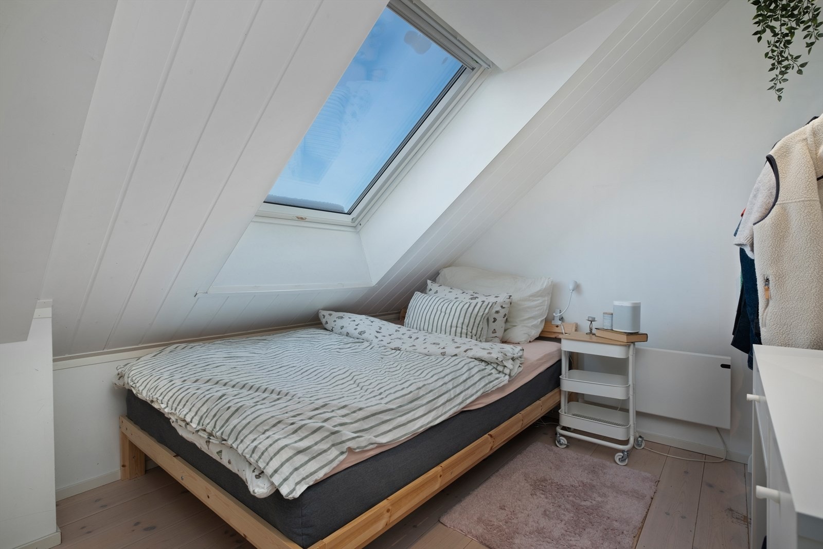 Koselig loftssoverom på 6,4 m², med takvindu Galleribilde