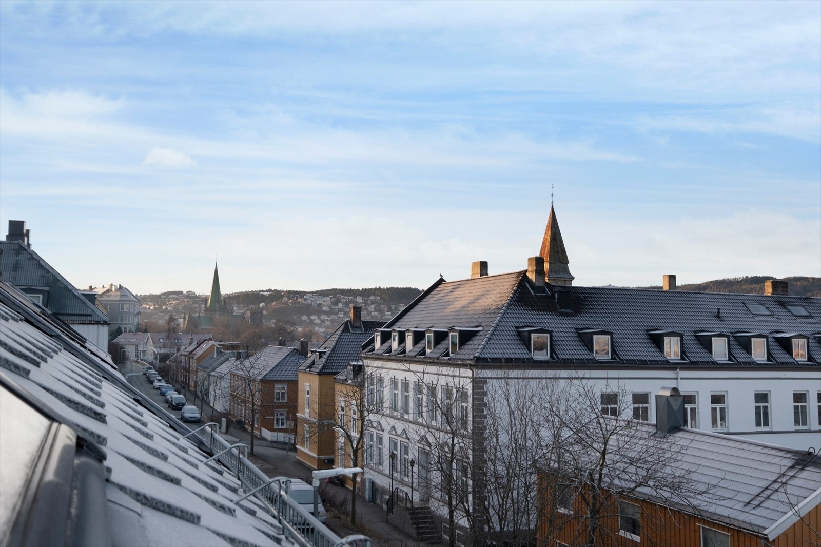 Her bor du i et levende og attraktivt nabolag med kafeer, parker og sentrum rett i nærheten. Galleribilde