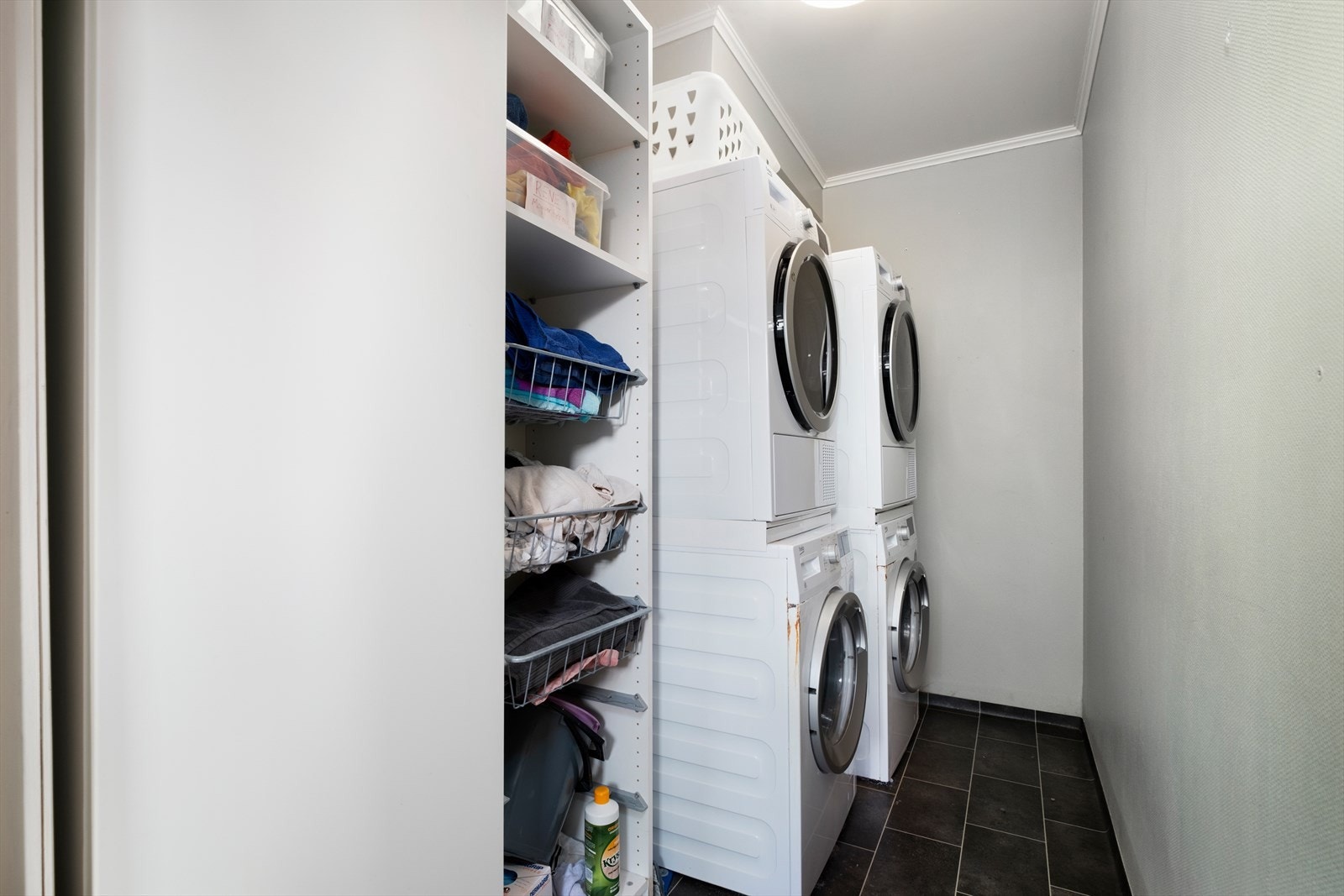 Eget vaskerom gir deg en funksjonell løsning for klesvask og lagring. Galleribilde