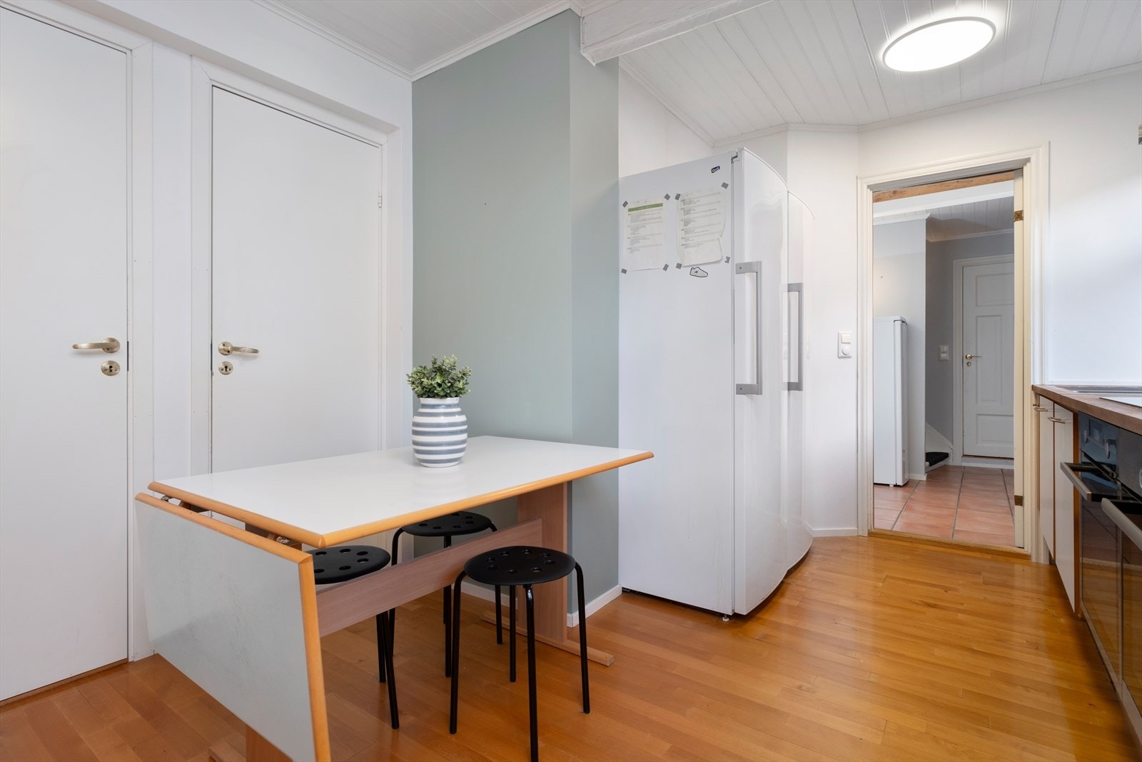 Kjøkkenet byr på spiseplass og god lagringsmulighet Galleribilde