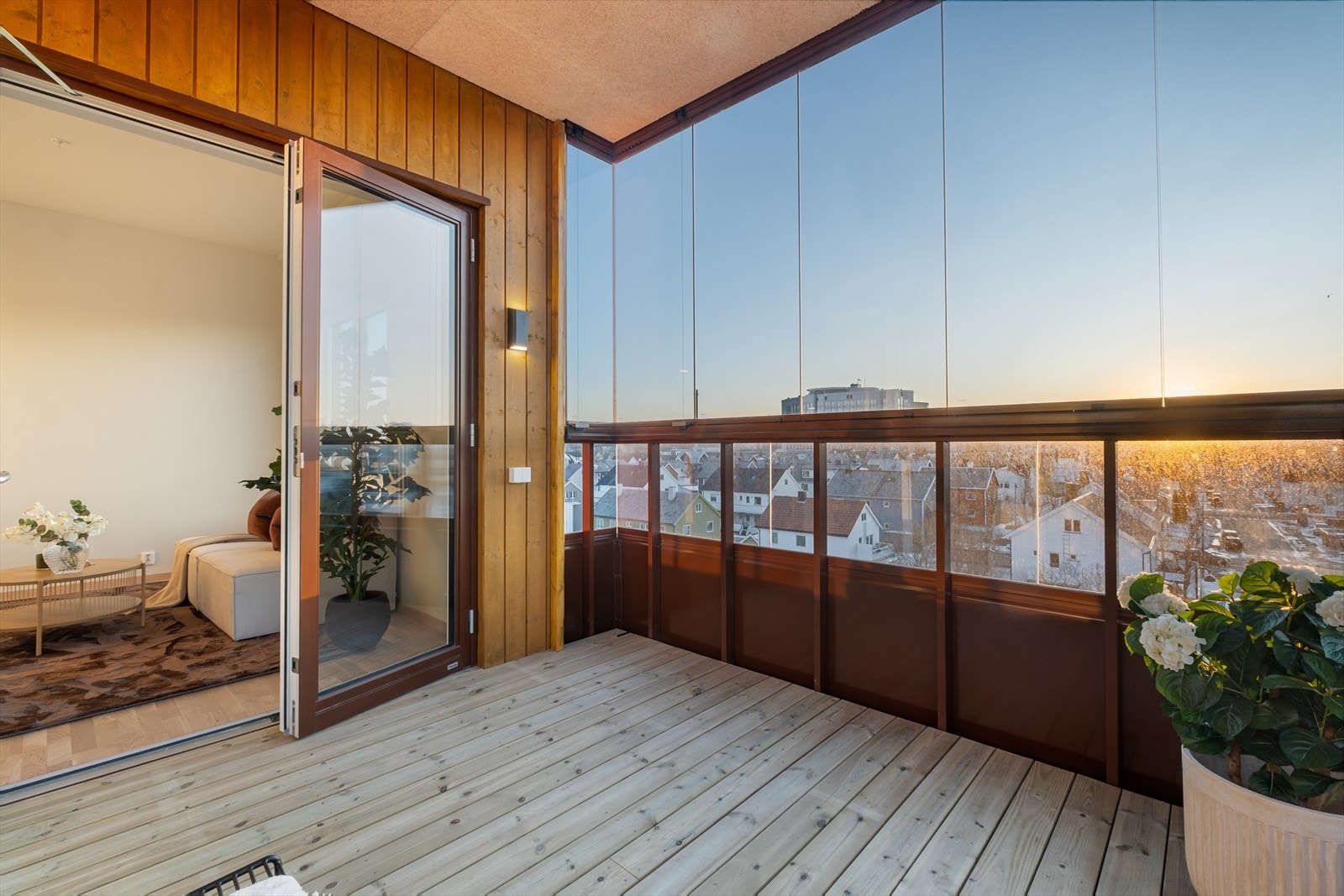 Terrasse med glassvegger gir panoramautsikt og naturlig lysinnslipp. Galleribilde