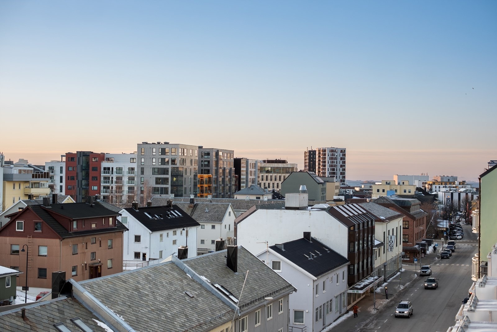 Byens arkitektur kombinerer moderne og tradisjonelle byggestiler. Galleribilde