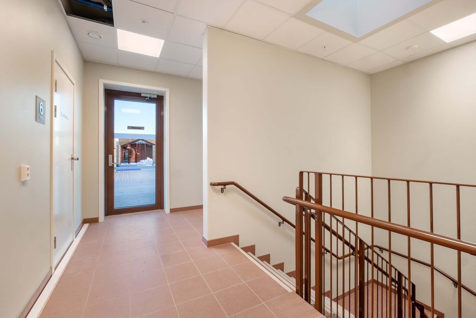 Felles gang - utgang til felles takterrasse. Galleribilde