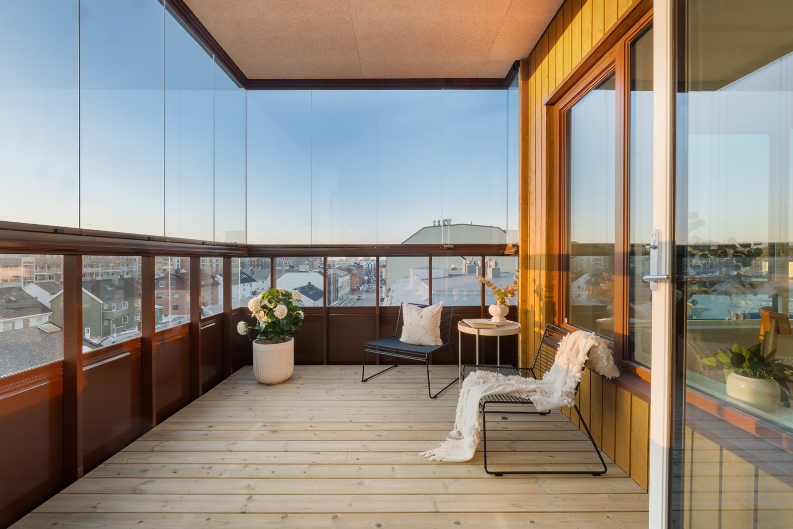 Innglasset balkong/terrasse gir beskyttelse mot vær og vind og utsikt over byen. Galleribilde