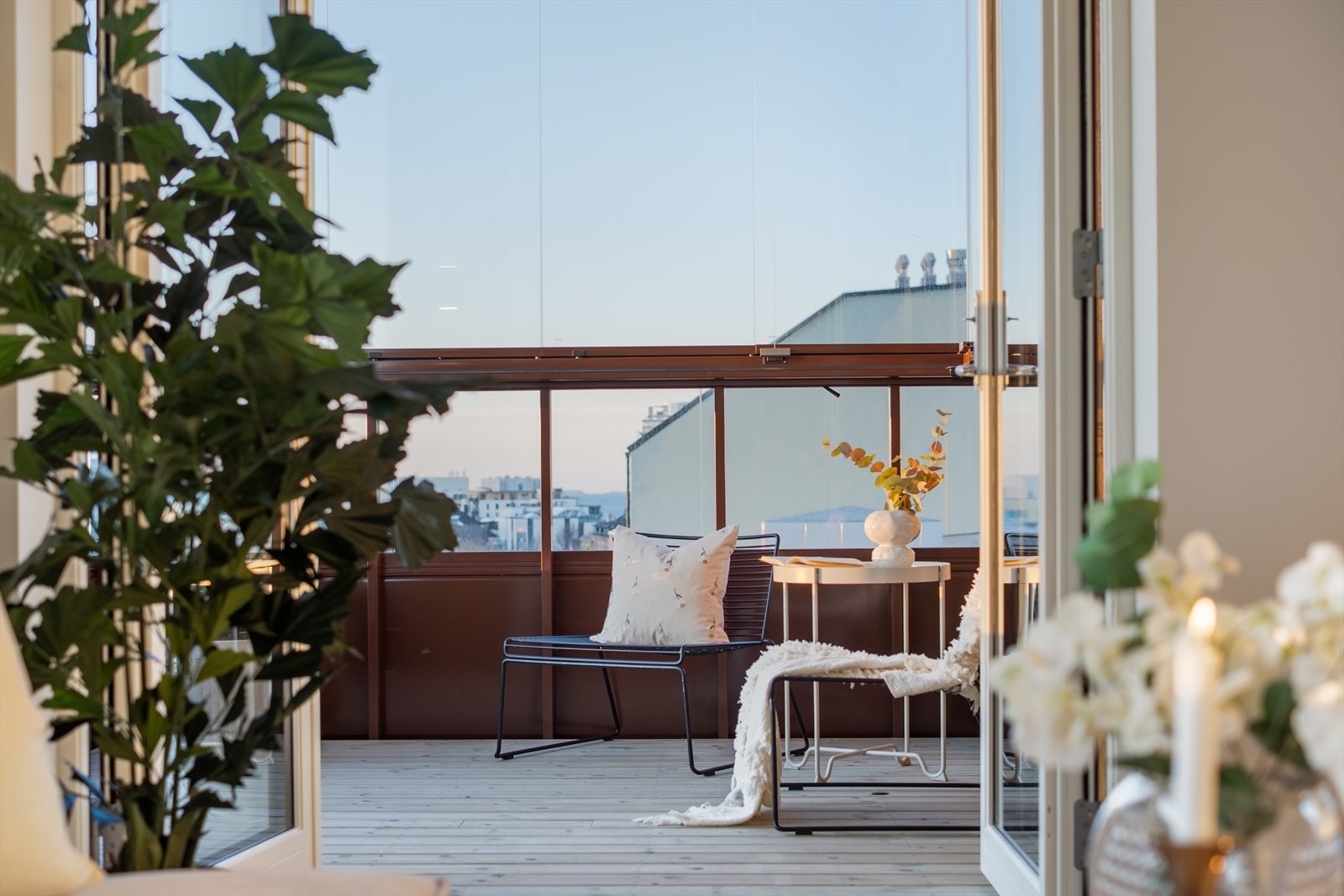 Åpen dør fra stuen til terrassen gir enkel tilgang til uteområdet. Galleribilde