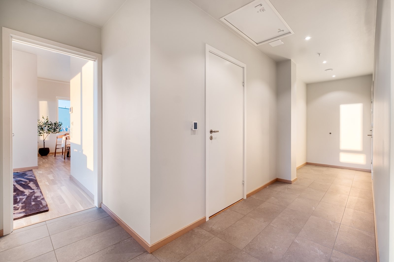 Direkte forbindelse til stuen gir en naturlig overgang fra entréen. Galleribilde