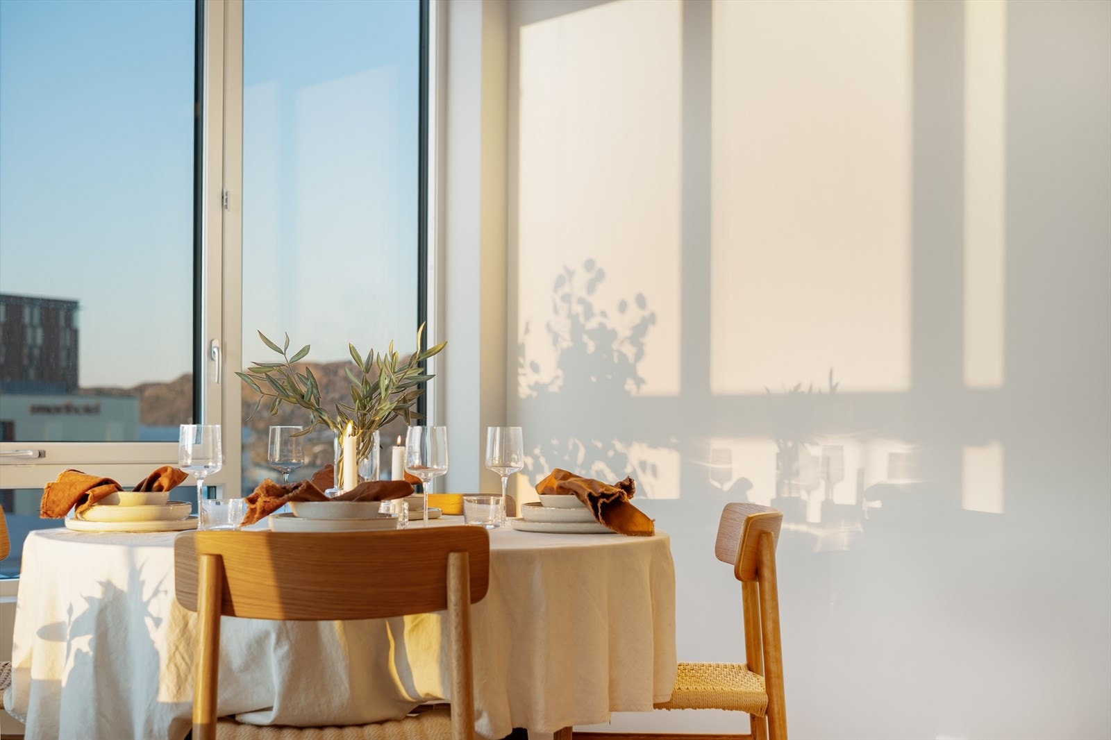 Store vinduer gir rikelig med naturlig lys til spiseområdet. Galleribilde