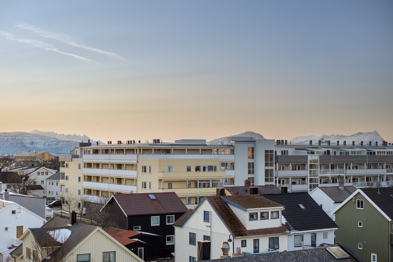 Fjellene i horisonten gir en majestetisk utsikt. Galleribilde