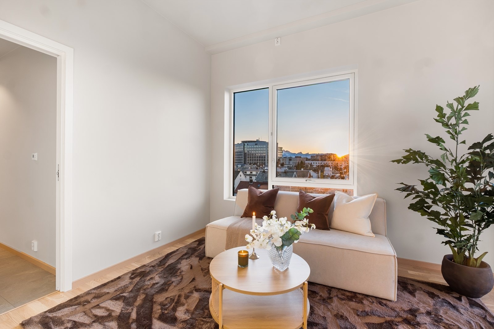 Naturlig lys strømmer inn fra vinduene og skaper et lyst oppholdsrom. Galleribilde