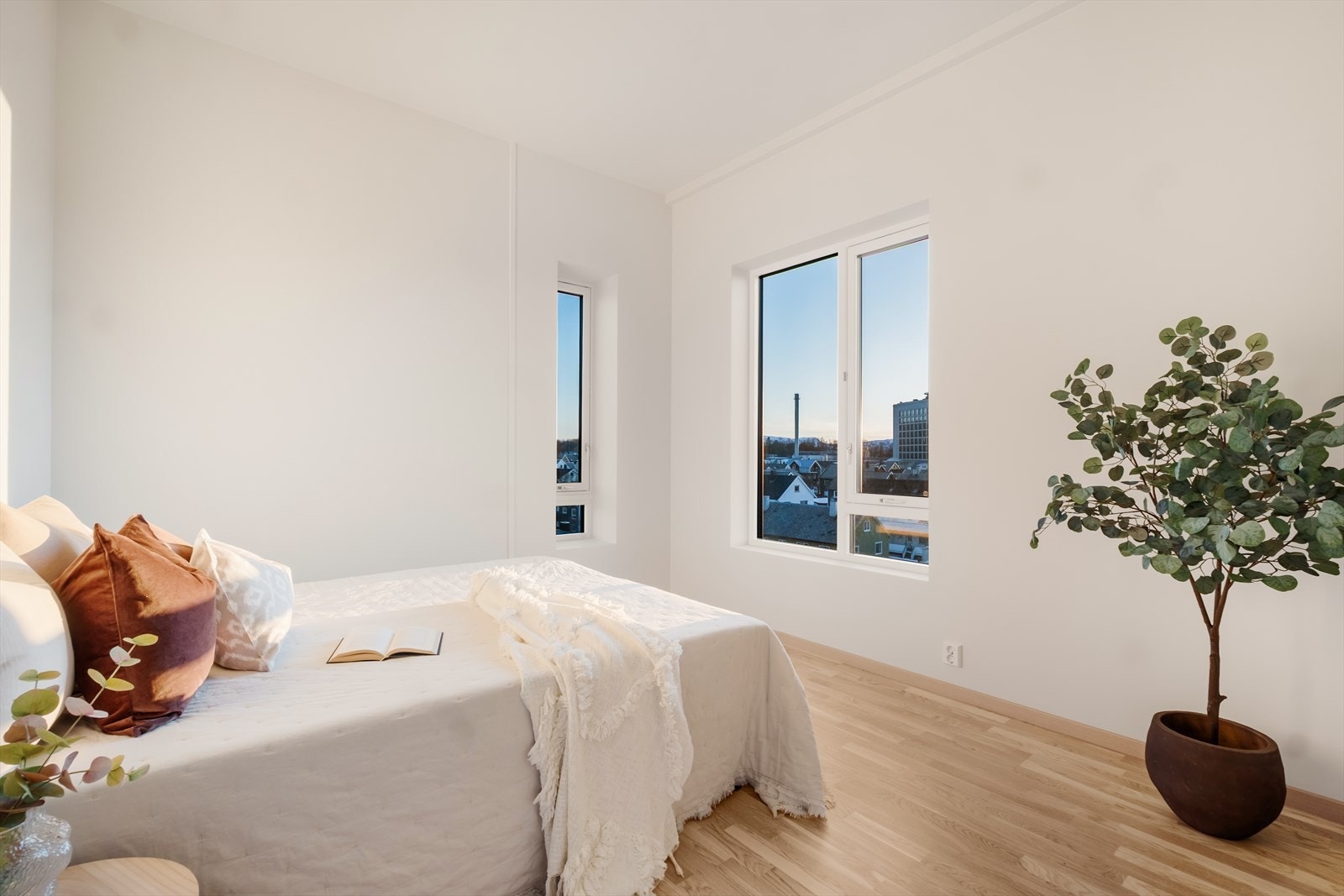 Store vinduer gir godt med dagslys og utsikt over nærområdet. Galleribilde