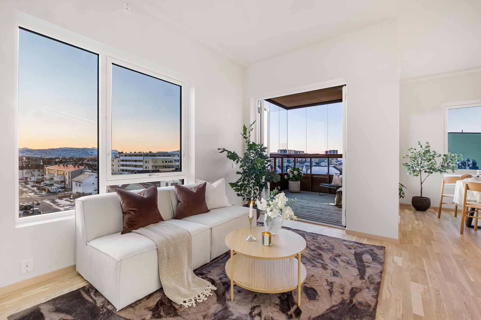 DnB Eiendom ønsker deg velkommen til toppetasjen i Storgata 41! Leiligheten har store vinduer gir utsikt mot nærområdet og enkel tilgang til den innglassede balkongen. Galleribilde