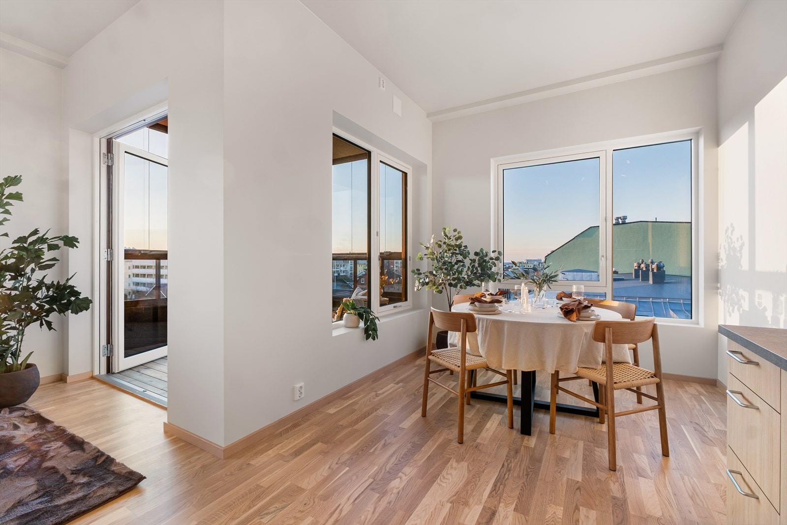 Fra stuen og kjøkkenet er det utgang til innglasset balkong. Galleribilde